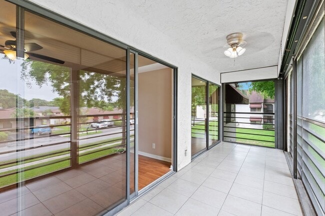 Building Photo - 5040 Rose Hill Dr