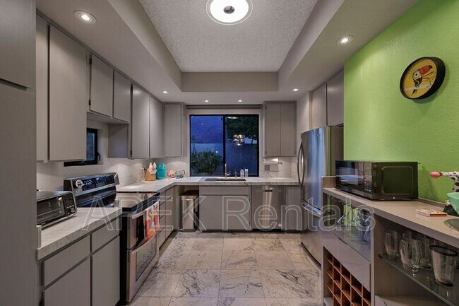 Building Photo - 1317 E Amado Rd