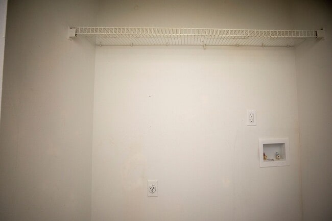 Building Photo - ** 3 bed 2 bath located off Wares Ferry Rd ** call (334) 366-9198 for a showing self tour