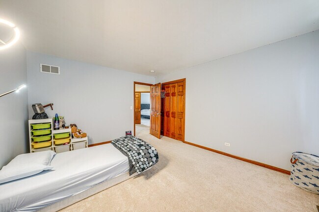 Building Photo - 3423 Goldfinch Dr
