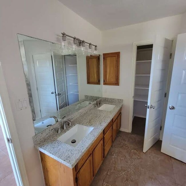 Building Photo - 581 Geraldine Ln
