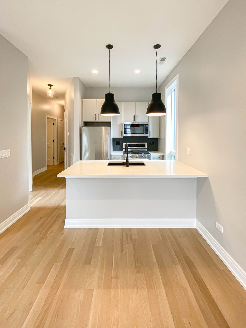 Building Photo - 1060 W Cornelia Ave