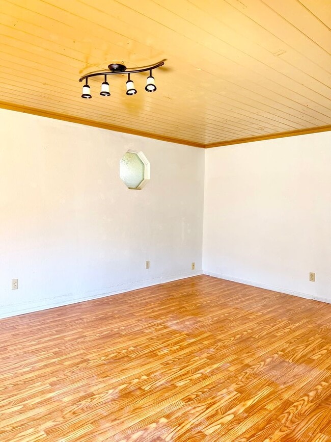 Building Photo - LARGE HOME WITH HUGE BONUS AREA