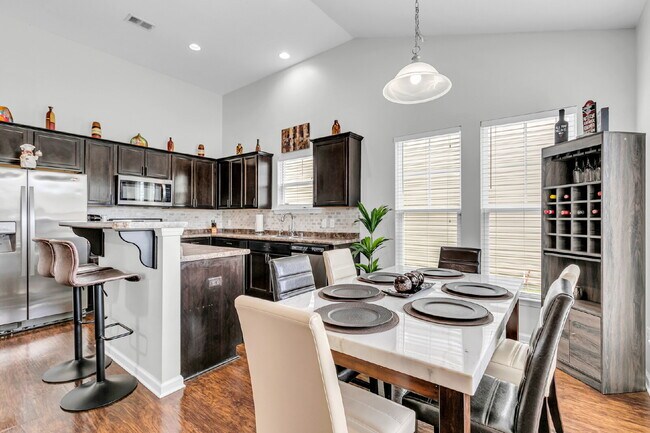 Building Photo - Cozy executive rental in Savannah highlands