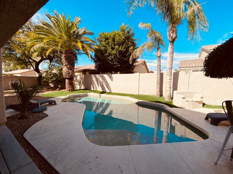 Building Photo - 6804 W Lone Cactus Dr