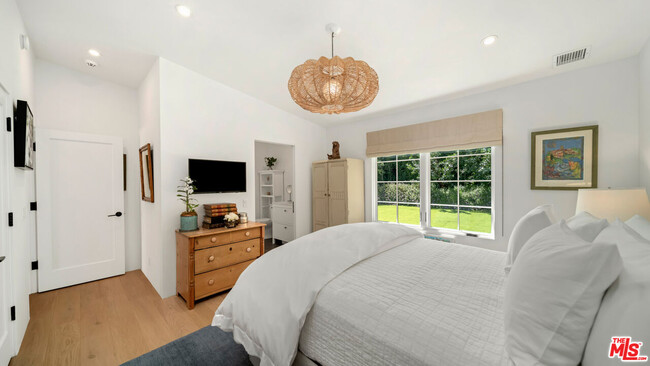 Building Photo - 6540 Dume Dr