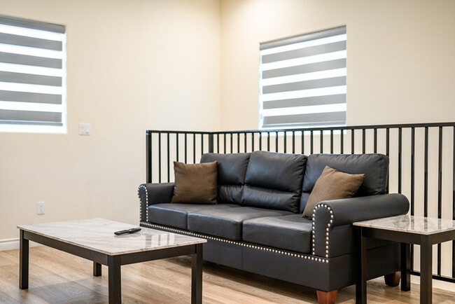 Building Photo - Stylish & Bright 2 Bed 2 Bath | Fully Furn...