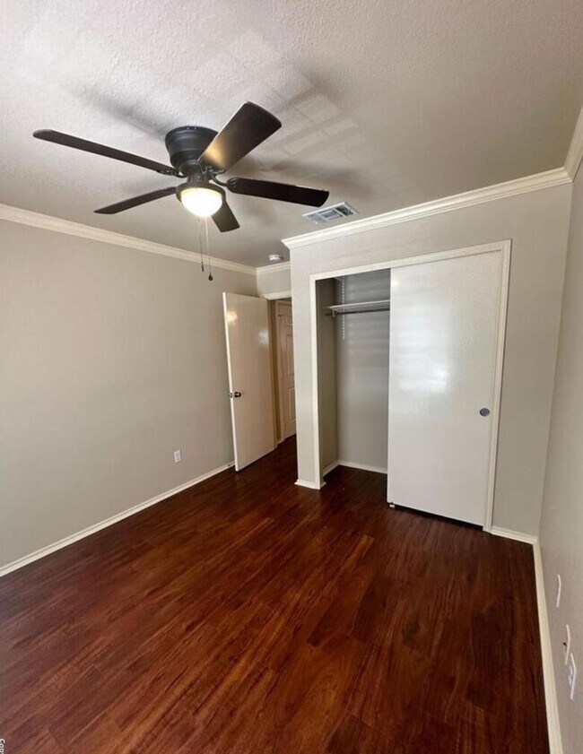 Building Photo - 3 BD/2.5 BA AVAILABLE IN GATED COMMUNITY I...