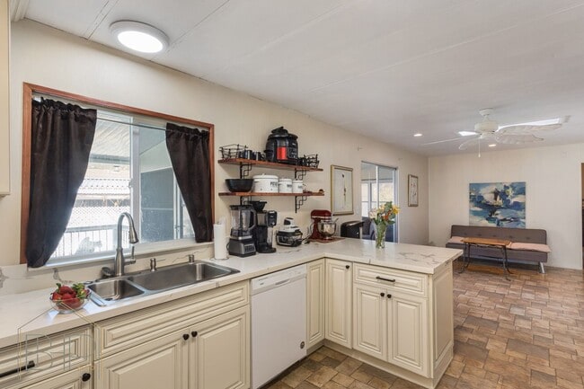 Building Photo - 55+ Senior Community~ 2 bed/2 bath with Am...