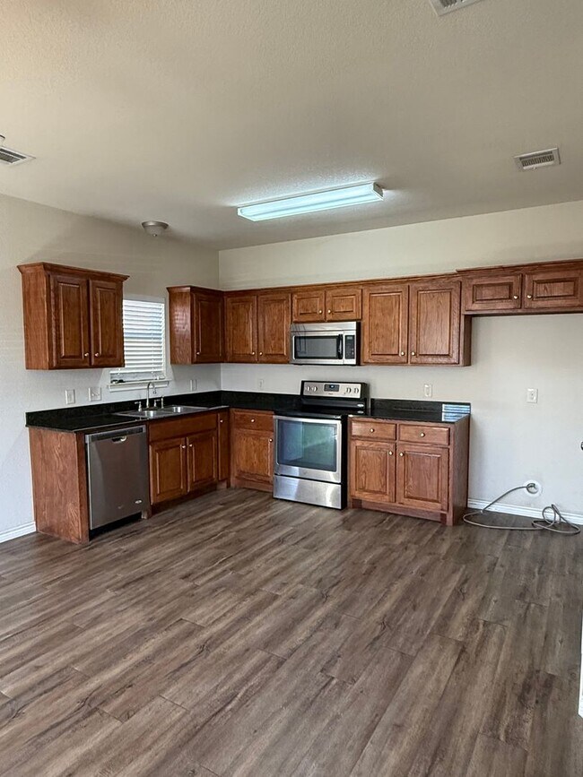 Building Photo - 1208 Country Club Rd