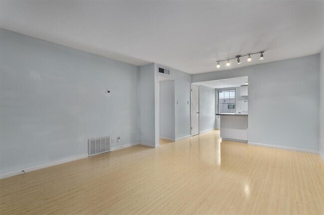 Building Photo - 300 Crockett St