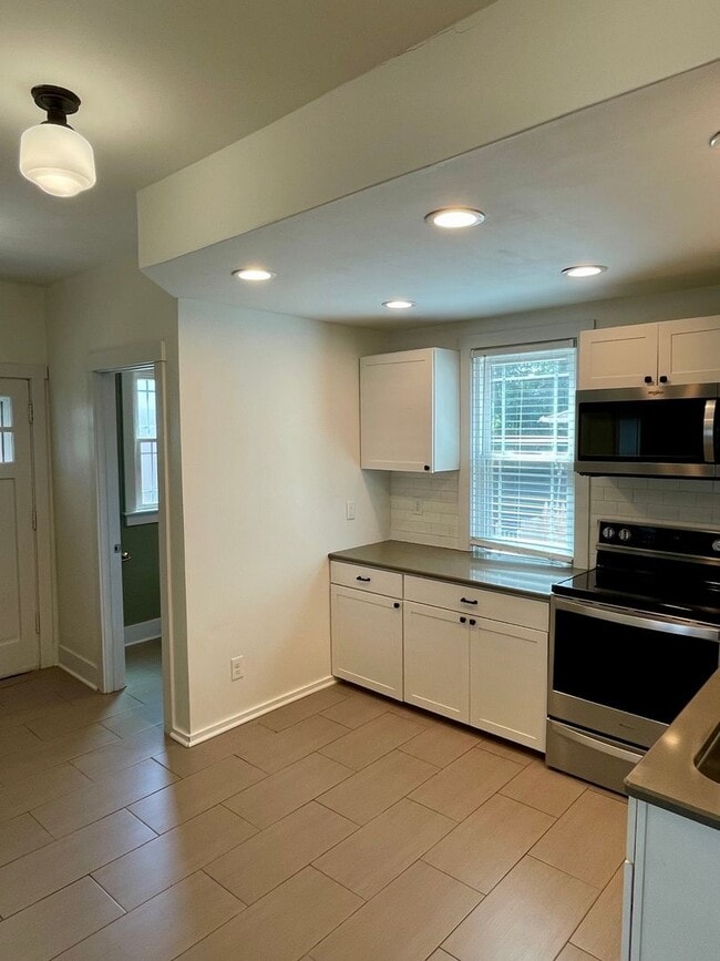 Building Photo - Beautiful & Spacious 3 Bedroom Rental Home...
