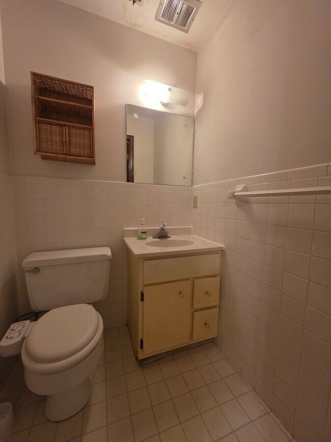 Building Photo - Spacious Four Bedroom Home!