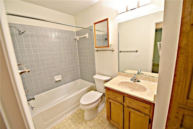 Building Photo - 805 Lone Tree Ct