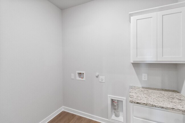 Building Photo - Luxury 4/2.5  Duplex in Buda TX!