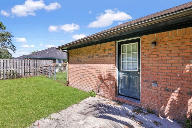 Building Photo - AVAILABLE EARLY OCTOBER [DOG FRIENDLY]