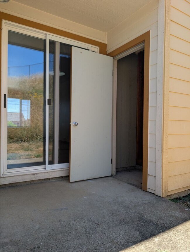 Building Photo - 2-Bedroom, 1-Bath 2-Story Townhouse Apartment Off Bailey Hill!