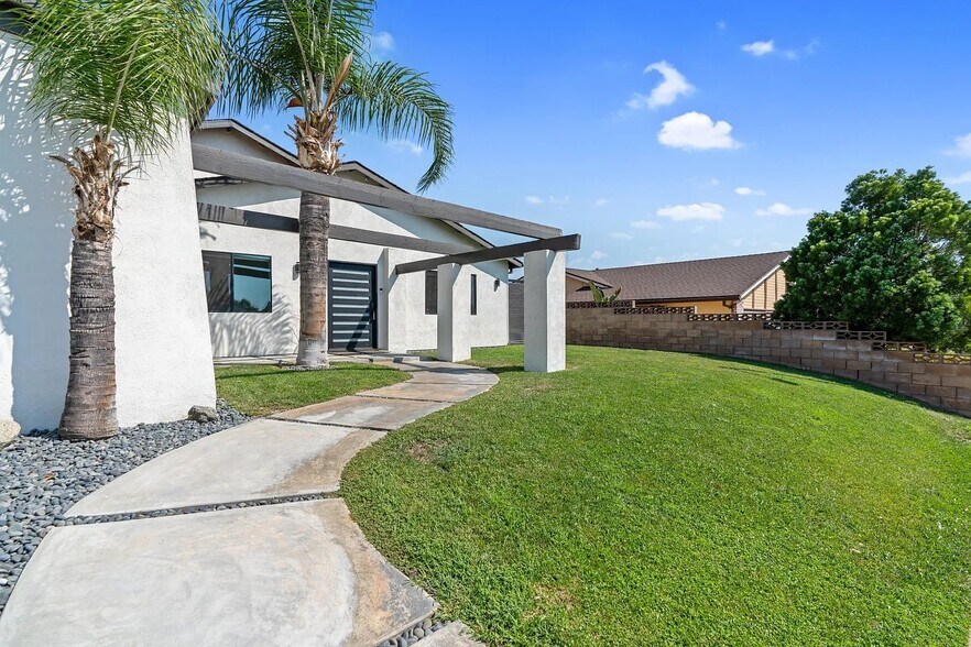 Building Photo - 13940 Bermax Ave