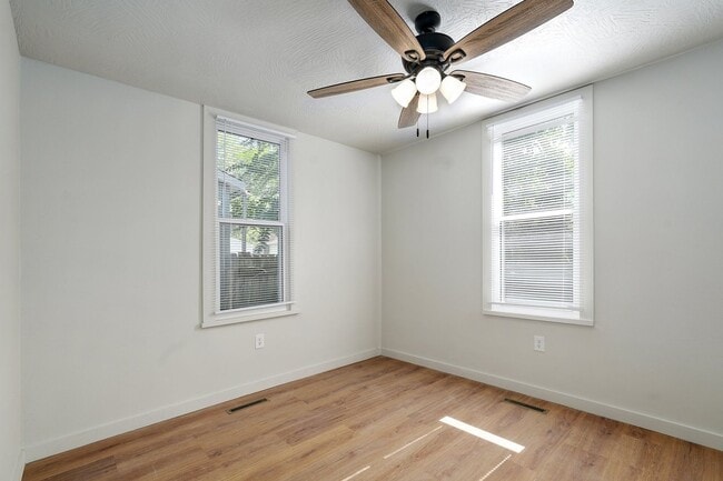 Building Photo - 3 Bedroom, 1 Bathroom remodeled house!