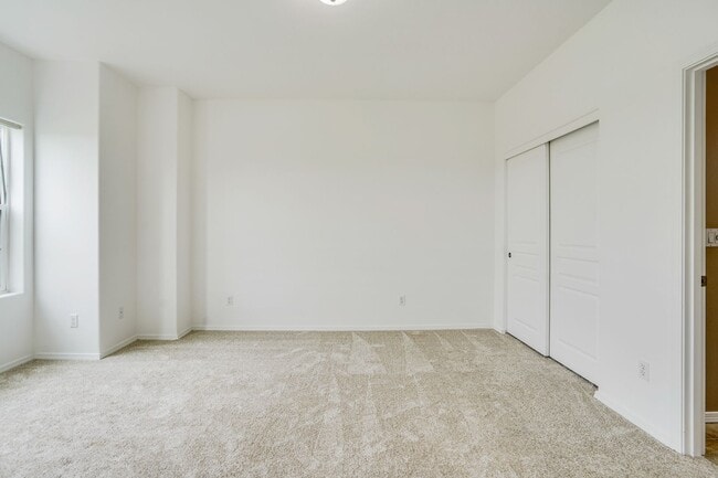 Building Photo - 3 bed, 3.5 bath townhouse in McKenzie Ridg...