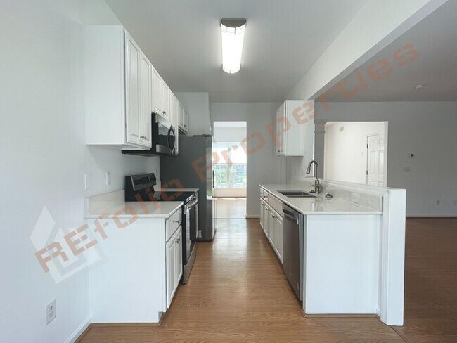 Building Photo - Fresh Paint - Lovely 3 Bedroom, 2.5 Bath T...