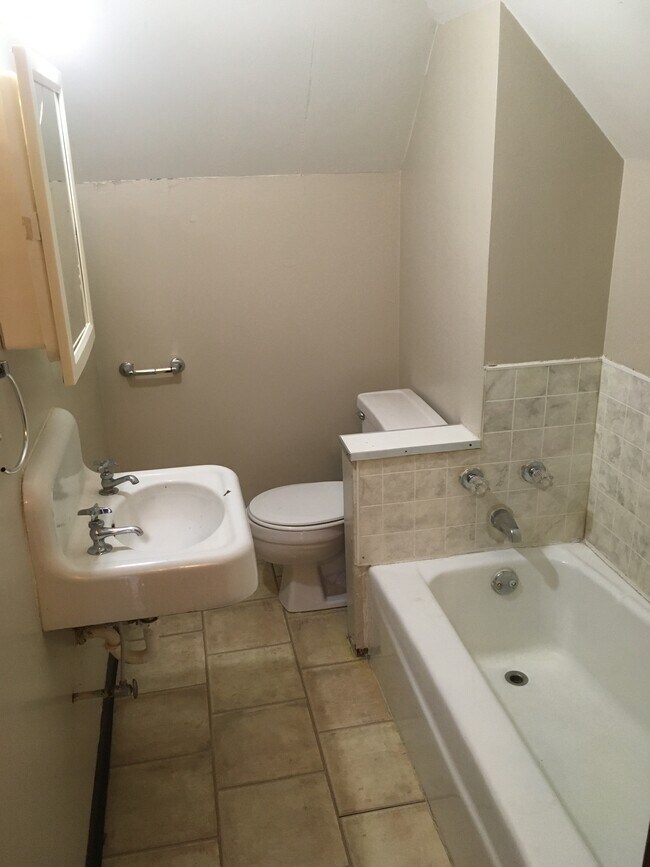 Building Photo - 1569 1st Ave SE