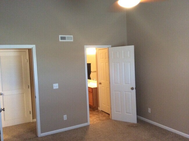 Building Photo - Beautiful Condo in North Kansas City School District!