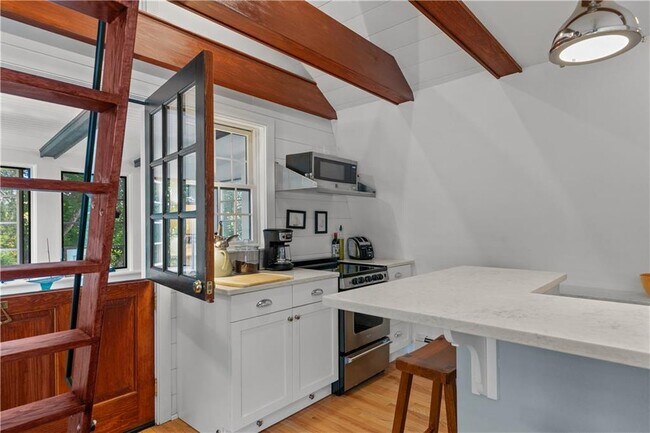 Building Photo - 99 Coggeshall Ave