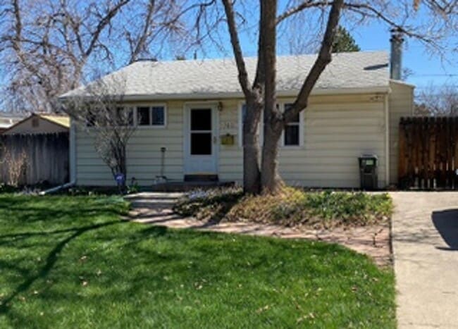 Building Photo - Great Location!  Updated Bungalow 2 bed, 1 bath with a bright open floorplan- fences yard- $500 o...