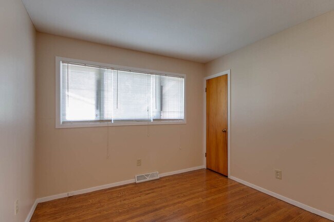 Building Photo - 1816 Elaine Dr