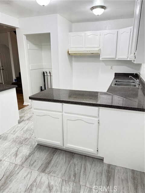 Building Photo - 822 E 87th Pl