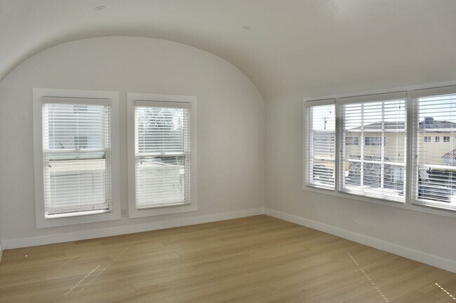 Building Photo - 1260 W 9th St