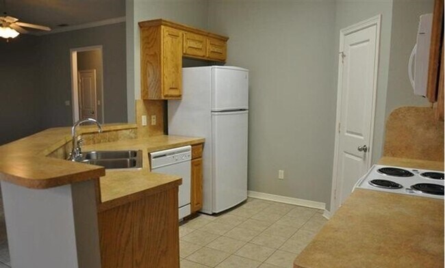 Building Photo - Coming Soon: 3 bedroom 2 bath in South Tyl...