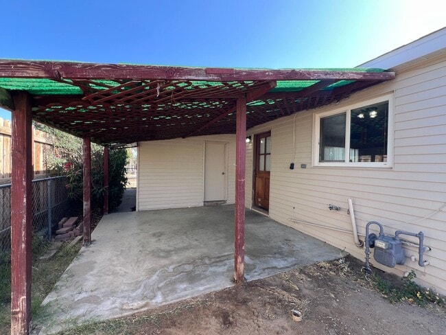 Building Photo - 3 Bedroom 2 Bathroom House Located Near Ca...