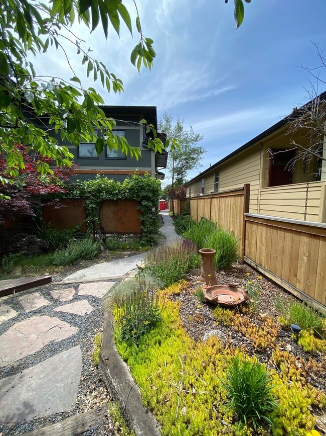Building Photo - 13THTOWNHOME