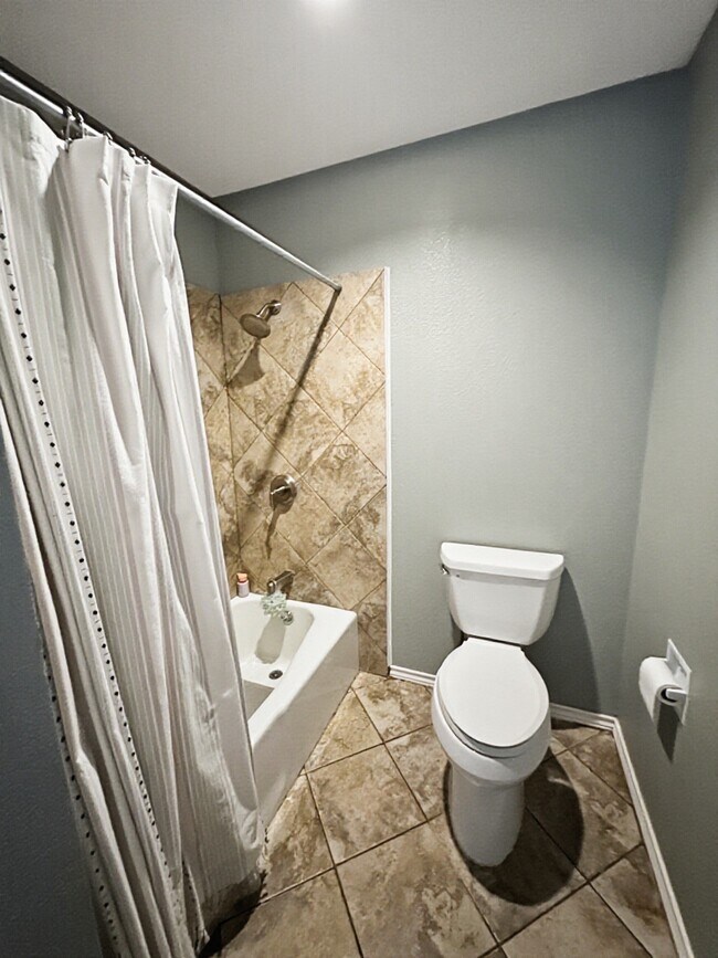 Building Photo - 3934 Cypress Lake Dr