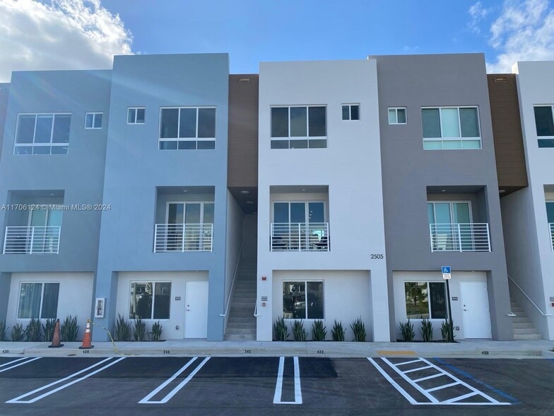 Building Photo - 2505 NE 193rd St
