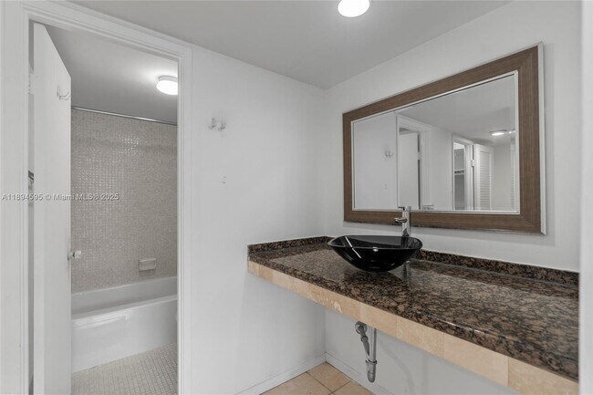 Building Photo - 1301 NE Miami Gardens Dr