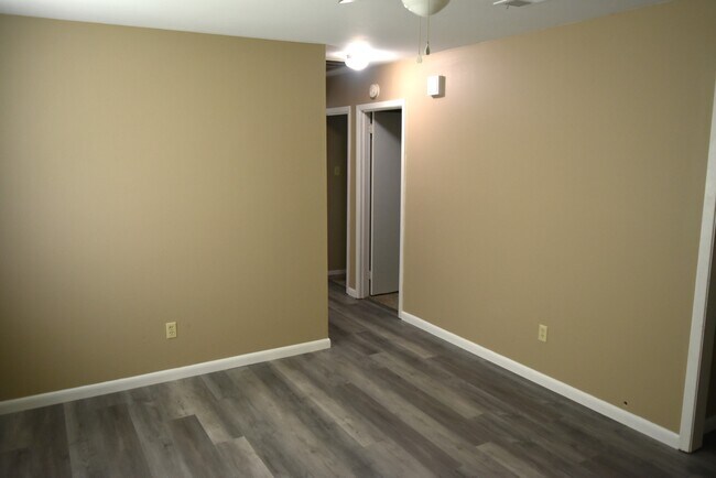 Building Photo - 5700 Palo Alto Dr