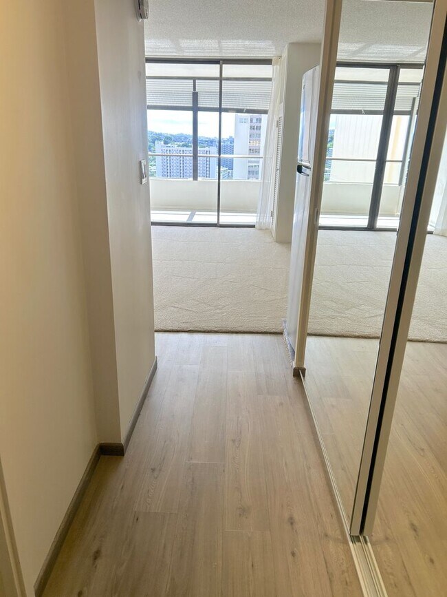 Building Photo - Available Now - High Floor Studio Apartmen...