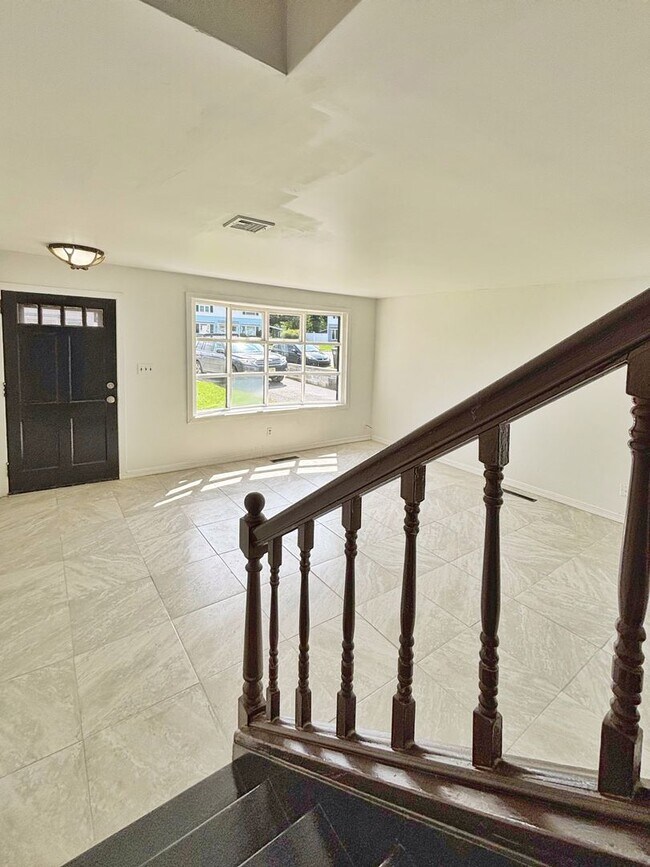 Building Photo - Charming 3-Bedroom Home in Quiet Cul-de-Sa...