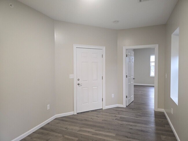 Building Photo - ?1 Month FREE! Charming 1 BR/1 BA in Bethlehem with In-Unit Laundry & Parking