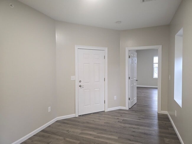 Building Photo - NEW LISTING: 1-Bed w/ Private Laundry & Parking