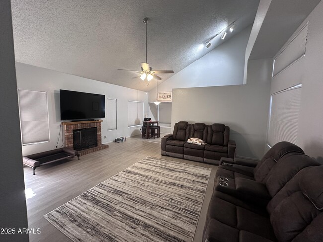 Building Photo - 817 E Gila Ln