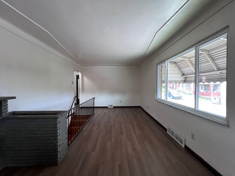 Building Photo - 609 8th St