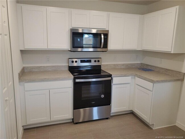 Building Photo - 611 SW McComb Ave