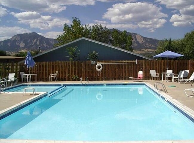 Building Photo - (2026 PRE-LEASING) Nicely maintained 2bd 1ba townhome in ideal location!  (Swimming POOL)