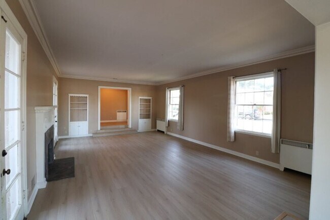 Building Photo - Beautiful Carriage District Rental