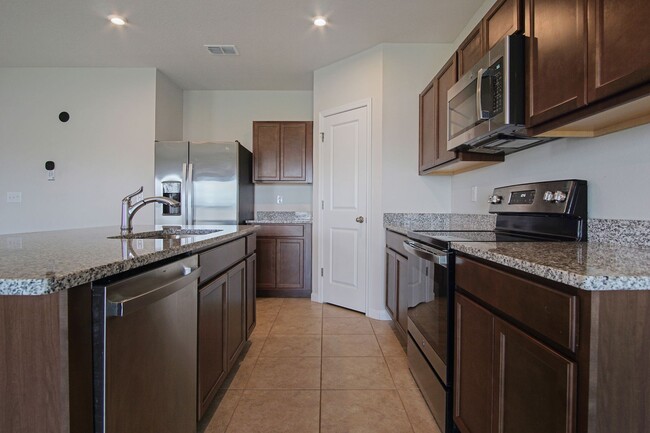 Building Photo - 3 Bedroom 2 Bathroom Single-Family Home No...