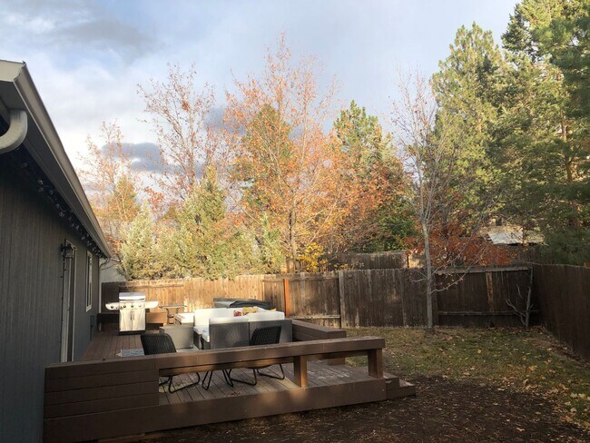 Building Photo - Ranch style home close to river & trails, ...